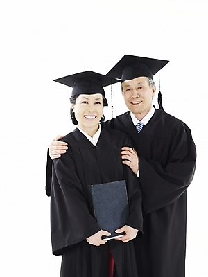 포토 JPG 스튜디오촬영 부부 커플 여자 노년 남자 학사모 졸업 실내 미소 웃음 누끼 사람 동양인 두명 책 세로 다정 한국인 졸업가운 실버 노인대학 노인만 국내포토 모자_잡화 교육 컨셉 관계 표정 인종 성인 내부 가운 대학교 성인만 파일형식