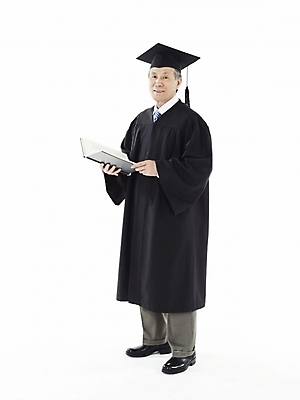 포토 JPG 스튜디오촬영 할아버지 노년 남자 학사모 실내 한명 누끼 사람 동양인 책 세로 한국인 졸업가운 실버 노인남자한명만 국내포토 모자_잡화 1 졸업 인종 성인 내부 가운 남자한명만 노인남자만 파일형식