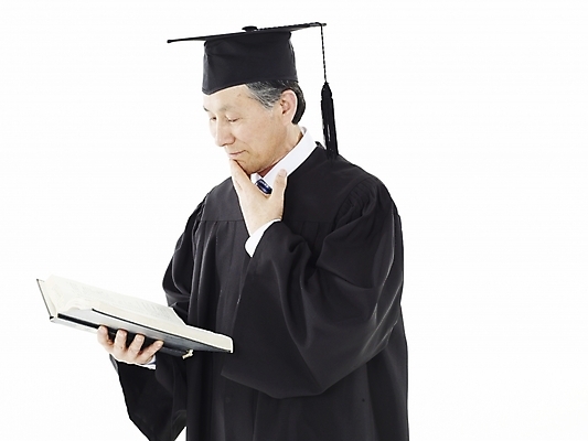 포토 JPG 스튜디오촬영 할아버지 노년 남자 생각 학사모 졸업 실내 한명 누끼 사람 동양인 책 가로 독서 한국인 졸업가운 실버 노인남자한명만 국내포토 모자_잡화 1 교육 인종 성인 내부 가운 남자한명만 노인남자만 파일형식
