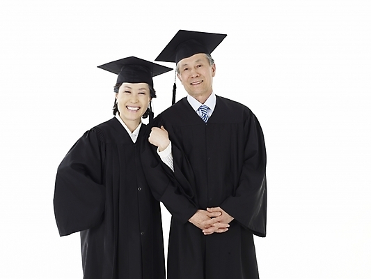 포토 JPG 스튜디오촬영 부부 커플 여자 노년 남자 학사모 졸업 실내 누끼 사람 동양인 두명 가로 한국인 졸업가운 실버 노인만 국내포토 모자_잡화 교육 관계 인종 성인 내부 가운 성인만 파일형식
