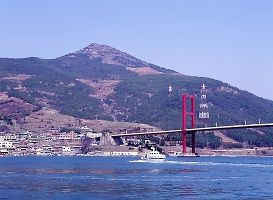 포토 JPG 주간 시설물 현대건축 건축 바다 교통시설 산 사람없음 야외 유람선 크루즈 남해대교 가교 선박 국내포토 자연요소 건축물 교통 수상교통 배_교통 다리_건축물 경상남도 시설 파일형식