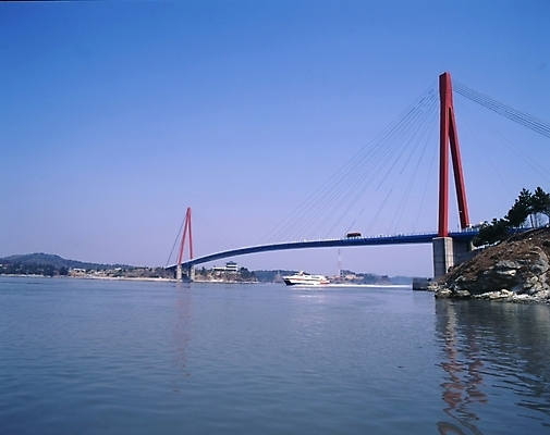 포토 JPG 주간 시설물 현대건축 건축 바다 교통시설 하늘 풍경 사람없음 야외 크루즈 진도대교 가교 선박 국내포토 자연요소 건축물 교통 수상교통 배_교통 다리_건축물 시설 진도 파일형식