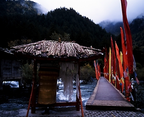 포토 JPG 주간 나무 산 풍경 사람없음 야외 강 계곡 안개 농촌 시골 깃발 숲 무속 가교 국내포토 자연요소 식물 건축물 날씨 파일형식