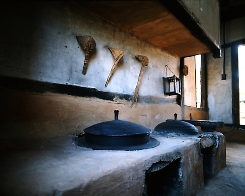 포토 JPG 주간 산업 농업 주택 실내 풍경 사람없음 주방 시골 가마솥 아궁이 시골집 국내포토 자연요소 내부 건물 솥 파일형식