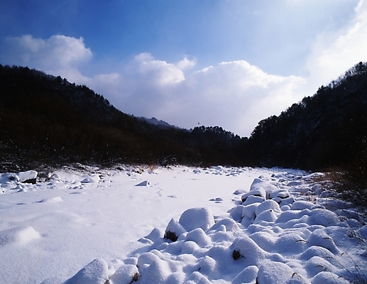 포토 JPG 주간 식물 구름 사계절 계절 설경 겨울 자연 하늘 산 풍경 사람없음 야외 강 계곡 얼음 돌_바위 바위 눈 숲 국내포토 자연요소 날씨 생태계 파일형식