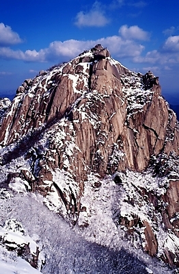 포토 JPG 주간 나무 식물 구름 사계절 계절 설경 겨울 자연 하늘 바위산 산 풍경 사람없음 야외 절벽 돌_바위 바위 눈 암벽 국내포토 자연요소 날씨 돌산 생태계 파일형식