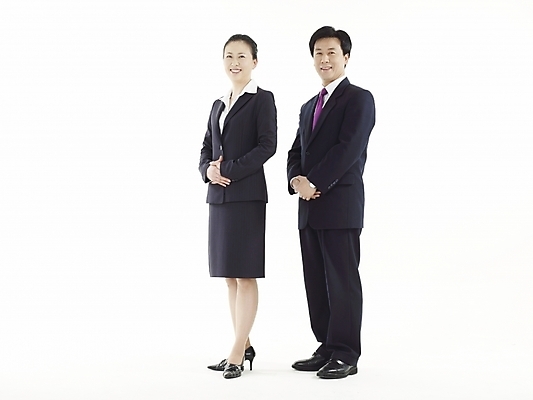 포토 JPG 스튜디오촬영 전신 여자 남자 40대 포즈 비즈니스 실내 미소 웃음 누끼 사람 동양인 정장 두명 한국인 직장인 비즈니스맨 비즈니스우먼 중년만 국내포토 직업 옷 중년 표정 인종 내부 성인만 파일형식