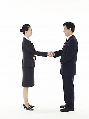 포토 JPG 스튜디오촬영 여자 남자 40대 비즈니스 악수 실내 미소 웃음 누끼 사람 동양인 정장 두명 옆모습 거래 한국인 직장인 비즈니스맨 비즈니스우먼 계약 중년만 국내포토 직업 옷 뷰포인트 중년 표정 인종 손짓 내부 성인만 파일형식