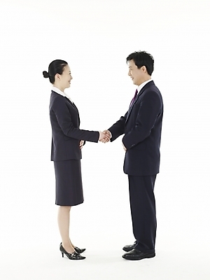 포토 JPG 스튜디오촬영 여자 남자 40대 비즈니스 악수 실내 미소 웃음 누끼 사람 동양인 정장 두명 옆모습 거래 한국인 직장인 비즈니스맨 비즈니스우먼 계약 중년만 국내포토 직업 옷 뷰포인트 중년 표정 인종 손짓 내부 성인만 파일형식