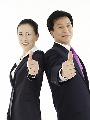 포토 JPG 스튜디오촬영 여자 남자 40대 비즈니스 실내 미소 웃음 사람 동양인 정장 두명 한국인 엄지손가락 직장인 비즈니스맨 비즈니스우먼 따봉 중년만 국내포토 직업 옷 중년 손가락 표정 인종 내부 최고 성인만 파일형식