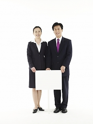 포토 JPG 스튜디오촬영 여자 남자 40대 비즈니스 알림판 실내 미소 웃음 누끼 사람 동양인 정장 두명 팻말 한국인 표지판 직장인 비즈니스맨 비즈니스우먼 중년만 국내포토 직업 옷 중년 프레임 표정 인종 내부 성인만 파일형식