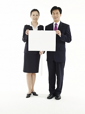 포토 JPG 스튜디오촬영 여자 남자 40대 비즈니스 알림판 실내 미소 웃음 누끼 사람 동양인 정장 두명 팻말 한국인 표지판 직장인 비즈니스맨 비즈니스우먼 중년만 국내포토 직업 옷 중년 프레임 표정 인종 내부 성인만 파일형식