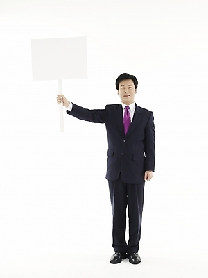 포토 JPG 스튜디오촬영 여자 남자 40대 비즈니스 알림판 실내 미소 웃음 누끼 사람 동양인 정장 두명 팻말 한국인 표지판 직장인 비즈니스맨 중년만 국내포토 직업 옷 중년 프레임 표정 인종 내부 성인만 파일형식