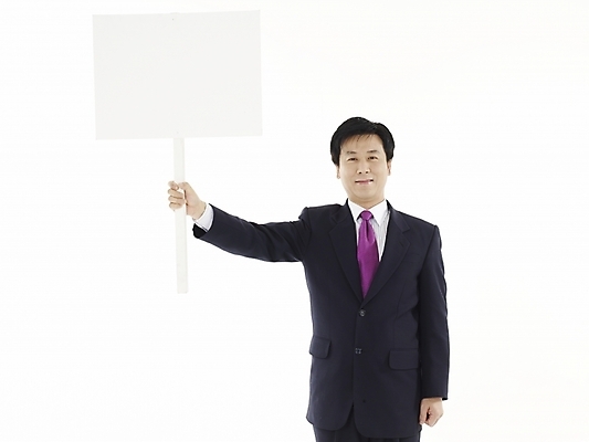 포토 JPG 스튜디오촬영 여자 남자 40대 비즈니스 알림판 실내 미소 웃음 사람 동양인 정장 두명 팻말 한국인 표지판 직장인 비즈니스맨 중년만 국내포토 직업 옷 중년 프레임 표정 인종 내부 성인만 파일형식