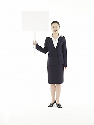 포토 JPG 스튜디오촬영 여자 40대 비즈니스 알림판 실내 한명 미소 웃음 누끼 사람 동양인 정장 성인 팻말 한국인 표지판 직장인 비즈니스우먼 여자만 여자한명만 성인여자만 성인한명만 성인여자한명만 중년만 중년여자만 중년여자한명만 성인만 국내포토 직업 1 옷 중년 프레임 표정 인종 내부 파일형식