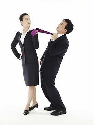 포토 JPG 스튜디오촬영 부부 커플 여자 남자 40대 비즈니스 넥타이 실내 누끼 사람 동양인 정장 두명 한국인 직장인 비즈니스맨 비즈니스우먼 당기기 싸움 중년만 국내포토 직업 잡화 옷 중년 관계 모션 인종 내부 성인만 파일형식