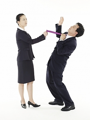 포토 JPG 스튜디오촬영 부부 커플 여자 남자 40대 비즈니스 넥타이 실내 누끼 사람 동양인 정장 두명 한국인 직장인 비즈니스맨 비즈니스우먼 당기기 싸움 중년만 국내포토 직업 잡화 옷 중년 관계 모션 인종 내부 성인만 파일형식