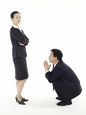 포토 JPG 스튜디오촬영 부부 커플 여자 남자 40대 비즈니스 실내 누끼 사람 동양인 정장 두명 한국인 직장인 비즈니스맨 비즈니스우먼 실수 용서 잘못 중년만 국내포토 직업 옷 중년 컨셉 관계 인종 내부 성인만 파일형식