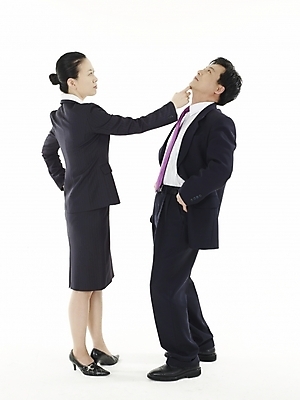 포토 JPG 스튜디오촬영 여자 남자 40대 비즈니스 실내 누끼 사람 동양인 정장 두명 한국인 직장인 비즈니스맨 비즈니스우먼 싸움 턱 중년만 국내포토 직업 옷 중년 모션 인종 내부 성인만 파일형식