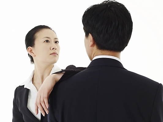 포토 JPG 스튜디오촬영 여자 남자 40대 비즈니스 실내 사람 동양인 정장 두명 뒷모습 마주보기 한국인 직장인 비즈니스맨 비즈니스우먼 어깨 중년만 어깨에손 국내포토 직업 옷 뷰포인트 중년 모션 인종 내부 신체부위 성인만 파일형식