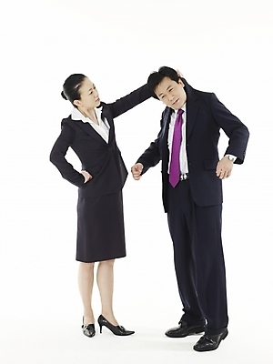 포토 JPG 스튜디오촬영 여자 남자 40대 비즈니스 실내 누끼 사람 동양인 정장 두명 치마 한국인 직장인 비즈니스맨 비즈니스우먼 싸움 중년만 국내포토 직업 옷 중년 모션 하의 인종 내부 성인만 파일형식