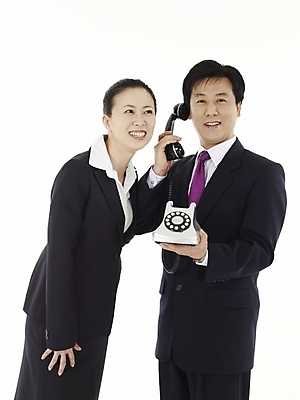 포토 JPG 스튜디오촬영 여자 남자 40대 비즈니스 실내 미소 웃음 사람 동양인 정장 두명 한국인 직장인 비즈니스맨 비즈니스우먼 전화기 통화 중년만 국내포토 직업 옷 중년 모션 표정 인종 내부 성인만 파일형식