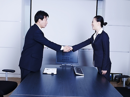 포토 JPG 스튜디오촬영 여자 남자 40대 회사 비즈니스 악수 실내 미소 사람 동양인 정장 두명 사무실 펜 모니터 공책 거래 한국인 키보드 직장인 비즈니스맨 비즈니스우먼 회의실 계약 중년만 국내포토 직업 옷 중년 문구용품 표정 인종 손짓 내부 컴퓨터 필기구 성인만 파일형식