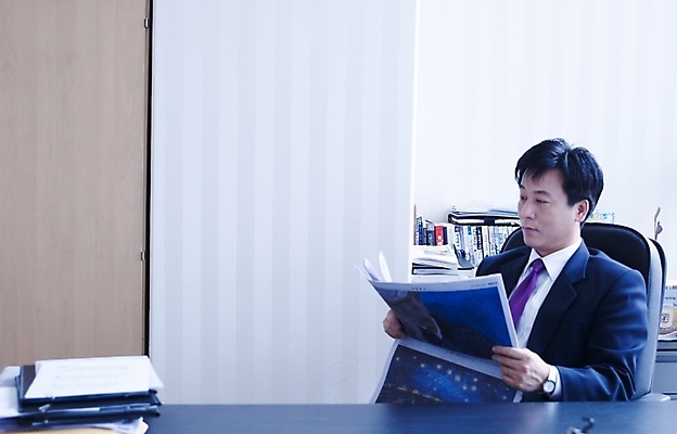 포토 JPG 스튜디오촬영 남자 40대 중년 회사 비즈니스 탁자 실내 한명 사람 동양인 정장 성인 사무실 한국인 직장인 비즈니스맨 신문 책상 남자만 남자한명만 성인남자만 성인한명만 성인남자한명만 중년만 중년남자만 중년남자한명만 성인만 국내포토 직업 1 옷 가구 인종 내부 간행물 뉴스 파일형식