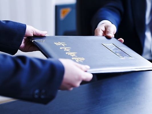 포토 JPG 스튜디오촬영 손 회사 비즈니스 실내 사람 동양인 정장 근접촬영 신체부위 사무실 사무용품 업무 직장인 작업실 문서 결재 결재판 서류받침 국내포토 직업 옷 뷰포인트 문구용품 인종 내부 작업 받침대 파일형식