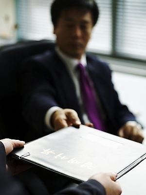 포토 JPG 스튜디오촬영 남자 회사 비즈니스 실내 사람 동양인 정장 근접촬영 두명 아웃포커스 사무실 한국인 직장인 작업실 결재 결재판 서류검토 남자만 국내포토 직업 옷 뷰포인트 촬영기법 인종 내부 확인 파일형식