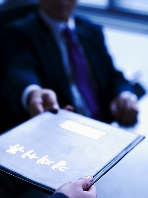 포토 JPG 스튜디오촬영 손 남자 회사 비즈니스 실내 사람 동양인 정장 근접촬영 두명 아웃포커스 신체부위 사무실 직장인 작업실 결재 결재판 서류검토 국내포토 직업 옷 뷰포인트 촬영기법 인종 내부 확인 파일형식