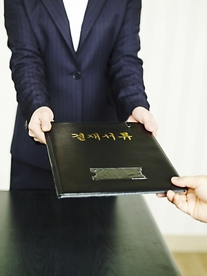 포토 JPG 스튜디오촬영 손 여자 남자 회사 비즈니스 실내 사람 동양인 정장 근접촬영 두명 신체부위 사무실 업무 직장인 작업실 문서 결재 결재판 국내포토 직업 옷 뷰포인트 인종 내부 작업 파일형식