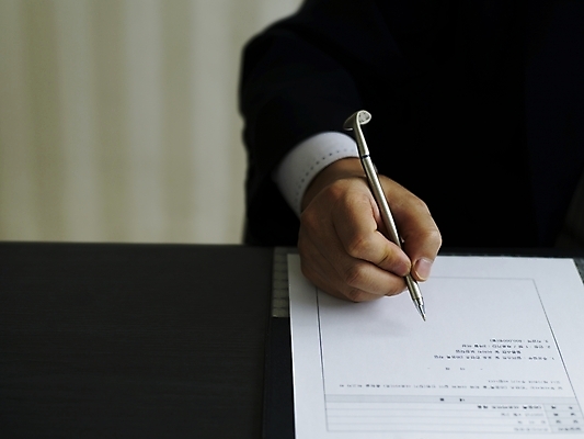 포토 JPG 스튜디오촬영 손 남자 회사 비즈니스 실내 사람 앉기 동양인 정장 근접촬영 신체부위 사무실 펜 볼펜 업무 직장인 비즈니스맨 작업실 사인 문서 결재 결재판 사인_서명 국내포토 직업 옷 뷰포인트 모션 인종 내부 필기구 작업 서명 파일형식