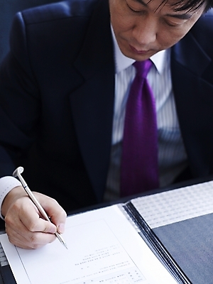 포토 JPG 스튜디오촬영 남자 회사 비즈니스 실내 사람 앉기 동양인 정장 근접촬영 성인 사무실 펜 볼펜 한국인 업무 직장인 비즈니스맨 작업실 상사 사인 문서 결재 결재판 사인_서명 남자만 성인남자만 성인만 국내포토 직업 옷 뷰포인트 모션 인종 내부 필기구 작업 서명 파일형식