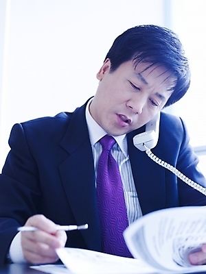 포토 JPG 스튜디오촬영 남자 40대 중년 회사 비즈니스 실내 한명 사람 앉기 동양인 정장 근접촬영 성인 사무실 펜 볼펜 한국인 업무 직장인 비즈니스맨 작업실 전화기 책상 수화기 문서 통화 서류검토 남자만 남자한명만 성인남자만 성인한명만 성인남자한명만 중년만 중년남자만 중년남자한명만 성인만 국내포토 직업 1 옷 뷰포인트 가구 모션 인종 내부 필기구 작업 확인 파일형식