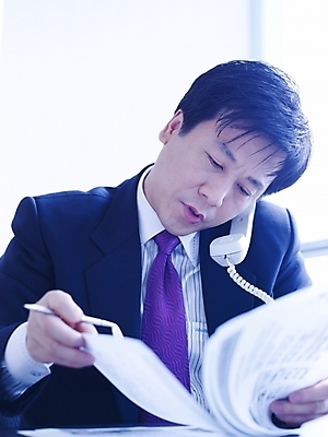 포토 JPG 스튜디오촬영 남자 40대 중년 회사 비즈니스 실내 한명 사람 앉기 동양인 정장 근접촬영 성인 사무실 펜 볼펜 한국인 업무 직장인 비즈니스맨 작업실 전화기 책상 수화기 문서 통화 서류검토 남자만 남자한명만 성인남자만 성인한명만 성인남자한명만 중년만 중년남자만 중년남자한명만 성인만 국내포토 직업 1 옷 뷰포인트 가구 모션 인종 내부 필기구 작업 확인 파일형식