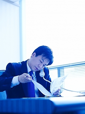 포토 JPG 스튜디오촬영 남자 40대 중년 회사 비즈니스 실내 한명 사람 앉기 동양인 정장 성인 사무실 펜 볼펜 한국인 업무 직장인 비즈니스맨 작업실 전화기 책상 수화기 문서 통화 서류검토 남자만 남자한명만 성인남자만 성인한명만 성인남자한명만 중년만 중년남자만 중년남자한명만 성인만 국내포토 직업 1 옷 가구 모션 인종 내부 필기구 작업 확인 파일형식