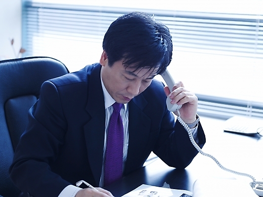 포토 JPG 스튜디오촬영 남자 40대 중년 회사 비즈니스 실내 한명 사람 앉기 동양인 정장 근접촬영 성인 사무실 펜 볼펜 한국인 업무 직장인 비즈니스맨 작업실 전화기 책상 수화기 문서 통화 서류검토 남자만 남자한명만 성인남자만 성인한명만 성인남자한명만 중년만 중년남자만 중년남자한명만 성인만 국내포토 직업 1 옷 뷰포인트 가구 모션 인종 내부 필기구 작업 확인 파일형식