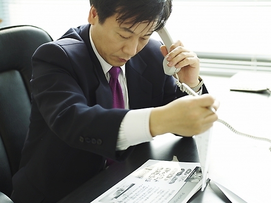 포토 JPG 스튜디오촬영 남자 40대 중년 회사 비즈니스 실내 한명 사람 앉기 동양인 정장 성인 사무실 펜 볼펜 한국인 업무 직장인 비즈니스맨 작업실 전화기 책상 수화기 문서 통화 서류검토 남자만 남자한명만 성인남자만 성인한명만 성인남자한명만 중년만 중년남자만 중년남자한명만 성인만 국내포토 직업 1 옷 가구 모션 인종 내부 필기구 작업 확인 파일형식