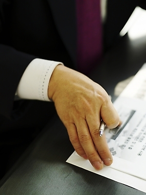 포토 JPG 스튜디오촬영 손 회사 비즈니스 실내 사람 앉기 동양인 정장 근접촬영 신체부위 사무실 펜 볼펜 업무 직장인 비즈니스맨 작업실 전화기 책상 문서 국내포토 직업 옷 남자 뷰포인트 가구 모션 인종 내부 필기구 작업 파일형식