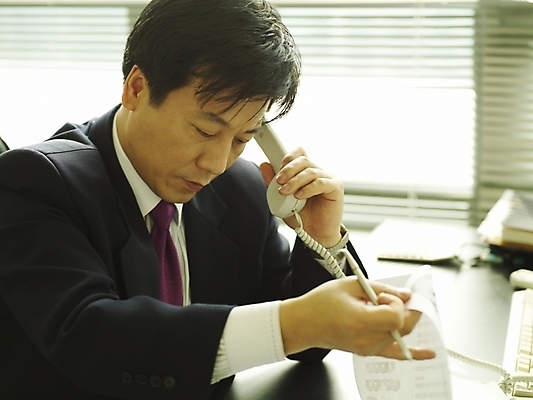 포토 JPG 스튜디오촬영 남자 40대 중년 회사 비즈니스 실내 한명 사람 앉기 동양인 정장 근접촬영 성인 사무실 펜 볼펜 한국인 업무 직장인 비즈니스맨 작업실 전화기 책상 수화기 문서 통화 서류검토 남자만 남자한명만 성인남자만 성인한명만 성인남자한명만 중년만 중년남자만 중년남자한명만 성인만 국내포토 직업 1 옷 뷰포인트 가구 모션 인종 내부 필기구 작업 확인 파일형식