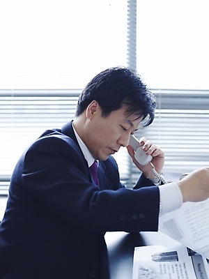 포토 JPG 스튜디오촬영 남자 40대 중년 회사 비즈니스 실내 한명 사람 앉기 동양인 정장 성인 사무실 펜 볼펜 한국인 업무 직장인 비즈니스맨 작업실 전화기 책상 수화기 문서 통화 서류검토 남자만 남자한명만 성인남자만 성인한명만 성인남자한명만 중년만 중년남자만 중년남자한명만 성인만 국내포토 직업 1 옷 가구 모션 인종 내부 필기구 작업 확인 파일형식