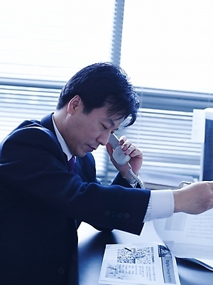 포토 JPG 스튜디오촬영 남자 40대 중년 회사 비즈니스 실내 한명 사람 앉기 동양인 정장 성인 사무실 펜 볼펜 한국인 업무 직장인 비즈니스맨 작업실 전화기 책상 수화기 문서 통화 서류검토 남자만 남자한명만 성인남자만 성인한명만 성인남자한명만 중년만 중년남자만 중년남자한명만 성인만 국내포토 직업 1 옷 가구 모션 인종 내부 필기구 작업 확인 파일형식