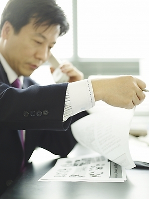 포토 JPG 스튜디오촬영 남자 40대 중년 회사 비즈니스 실내 한명 사람 앉기 동양인 정장 근접촬영 성인 사무실 펜 볼펜 한국인 업무 직장인 비즈니스맨 작업실 전화기 책상 수화기 문서 통화 서류검토 남자만 남자한명만 성인남자만 성인한명만 성인남자한명만 중년만 중년남자만 중년남자한명만 성인만 국내포토 직업 1 옷 뷰포인트 가구 모션 인종 내부 필기구 작업 확인 파일형식