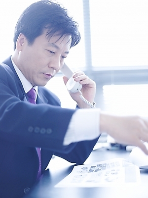 포토 JPG 스튜디오촬영 남자 40대 중년 회사 비즈니스 실내 한명 사람 앉기 동양인 정장 근접촬영 성인 사무실 펜 볼펜 한국인 업무 직장인 비즈니스맨 작업실 전화기 책상 수화기 검사_조사 문서 통화 서류검토 남자만 남자한명만 성인남자만 성인한명만 성인남자한명만 중년만 중년남자만 중년남자한명만 성인만 국내포토 직업 1 옷 뷰포인트 가구 모션 인종 내부 필기구 작업 확인 파일형식