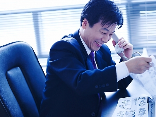 포토 JPG 스튜디오촬영 남자 40대 중년 회사 비즈니스 실내 한명 미소 사람 앉기 동양인 정장 성인 사무실 펜 볼펜 한국인 업무 직장인 비즈니스맨 작업실 전화기 책상 수화기 검사_조사 문서 통화 남자만 남자한명만 성인남자만 성인한명만 성인남자한명만 중년만 중년남자만 중년남자한명만 성인만 국내포토 직업 1 옷 가구 모션 표정 인종 내부 필기구 작업 파일형식