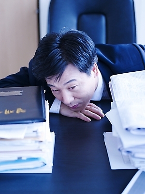 포토 JPG 스튜디오촬영 남자 40대 중년 회사 비즈니스 실내 피곤 한명 사람 앉기 동양인 정장 성인 사무실 한국인 업무 직장인 비즈니스맨 작업실 전화기 책상 수화기 문서 남자만 남자한명만 성인남자만 성인한명만 성인남자한명만 중년만 중년남자만 중년남자한명만 성인만 국내포토 직업 1 옷 가구 컨셉 모션 인종 내부 작업 파일형식