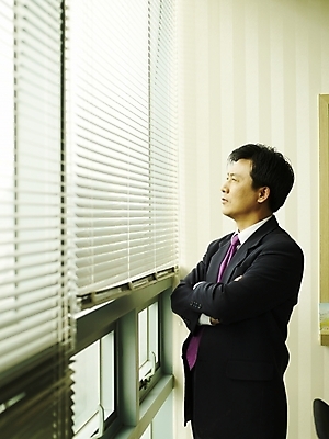 포토 JPG 스튜디오촬영 응시 남자 40대 중년 생각 회사 비즈니스 창문 실내 한명 사람 동양인 정장 상반신 성인 사무실 팔짱 한국인 블라인드 직장인 창가 남자만 남자한명만 성인남자만 성인한명만 성인남자한명만 중년만 중년남자만 중년남자한명만 성인만 국내포토 직업 1 시선 옷 모션 인종 내부 커튼 파일형식