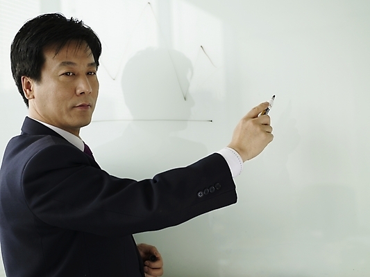 포토 JPG 스튜디오촬영 남자 40대 중년 회사 비즈니스 실내 그림자 한명 사람 동양인 정장 상반신 성인 뒷모습 사무실 칠판 한국인 업무 비즈니스맨 발표 작업실 프레젠테이션 화이트보드 남자만 남자한명만 성인남자만 성인한명만 성인남자한명만 중년만 중년남자만 중년남자한명만 성인만 국내포토 1 옷 뷰포인트 인종 내부 작업 직장인 파일형식