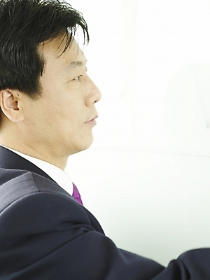 포토 JPG 스튜디오촬영 남자 40대 중년 회사 비즈니스 실내 한명 사람 동양인 정장 근접촬영 상반신 성인 뒷모습 사무실 칠판 한국인 업무 직장인 발표 작업실 프레젠테이션 화이트보드 남자만 남자한명만 성인남자만 성인한명만 성인남자한명만 중년만 중년남자만 중년남자한명만 성인만 국내포토 직업 1 옷 뷰포인트 인종 내부 작업 파일형식